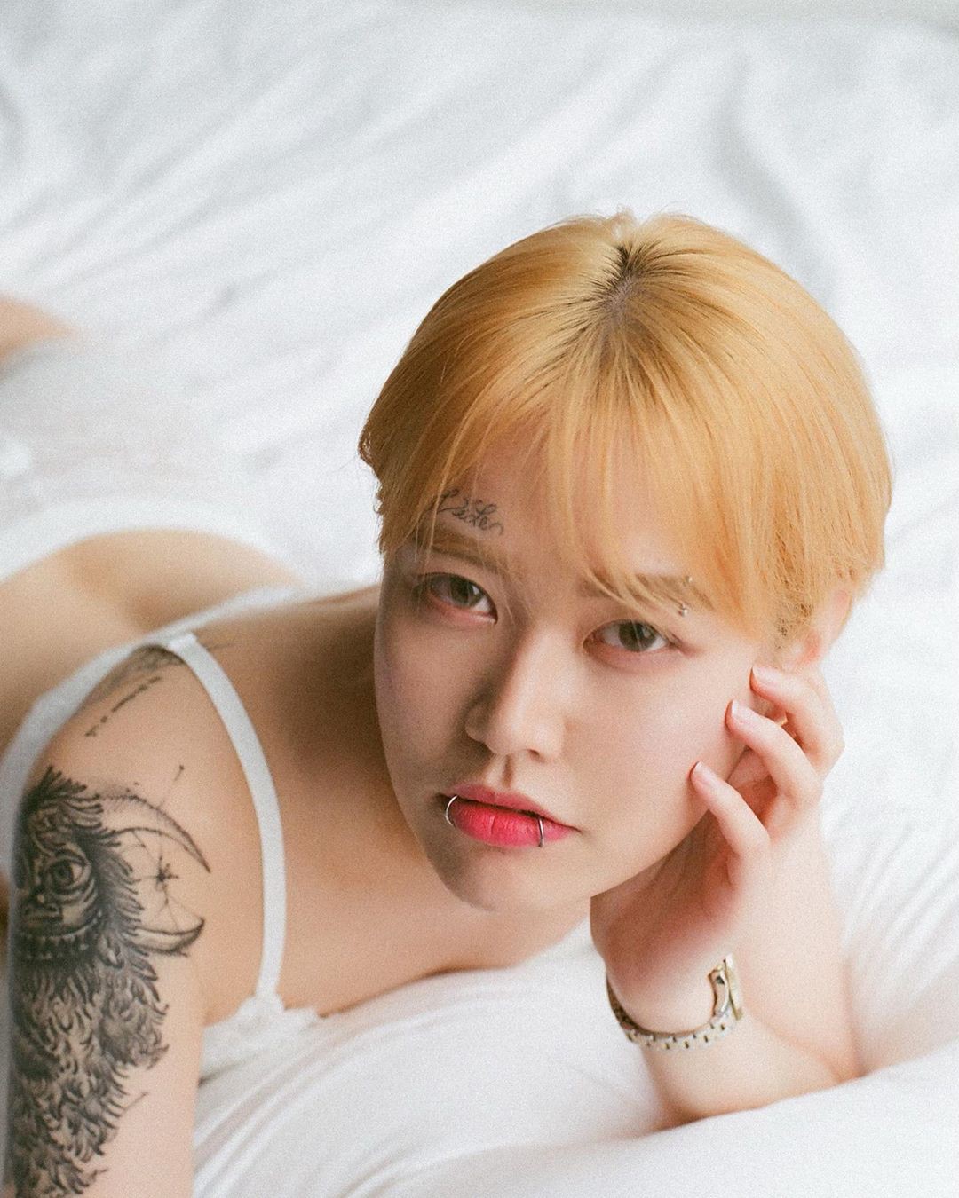 Việc bỗng nhiên trở thành nạn nhân bị fan Jungkook bắt nạt, tấn công đã khiến Lee Mijoo bị sang chấn tâm lý nghiêm trọng Lee Mijoo bị sang chấn tâm lý vì fan Jungkook