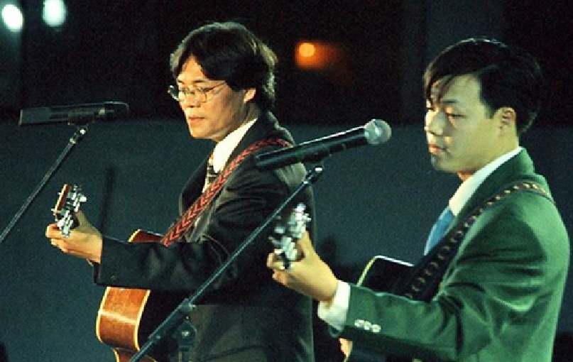 Ngọc Tân biểu diễn âm nhạc