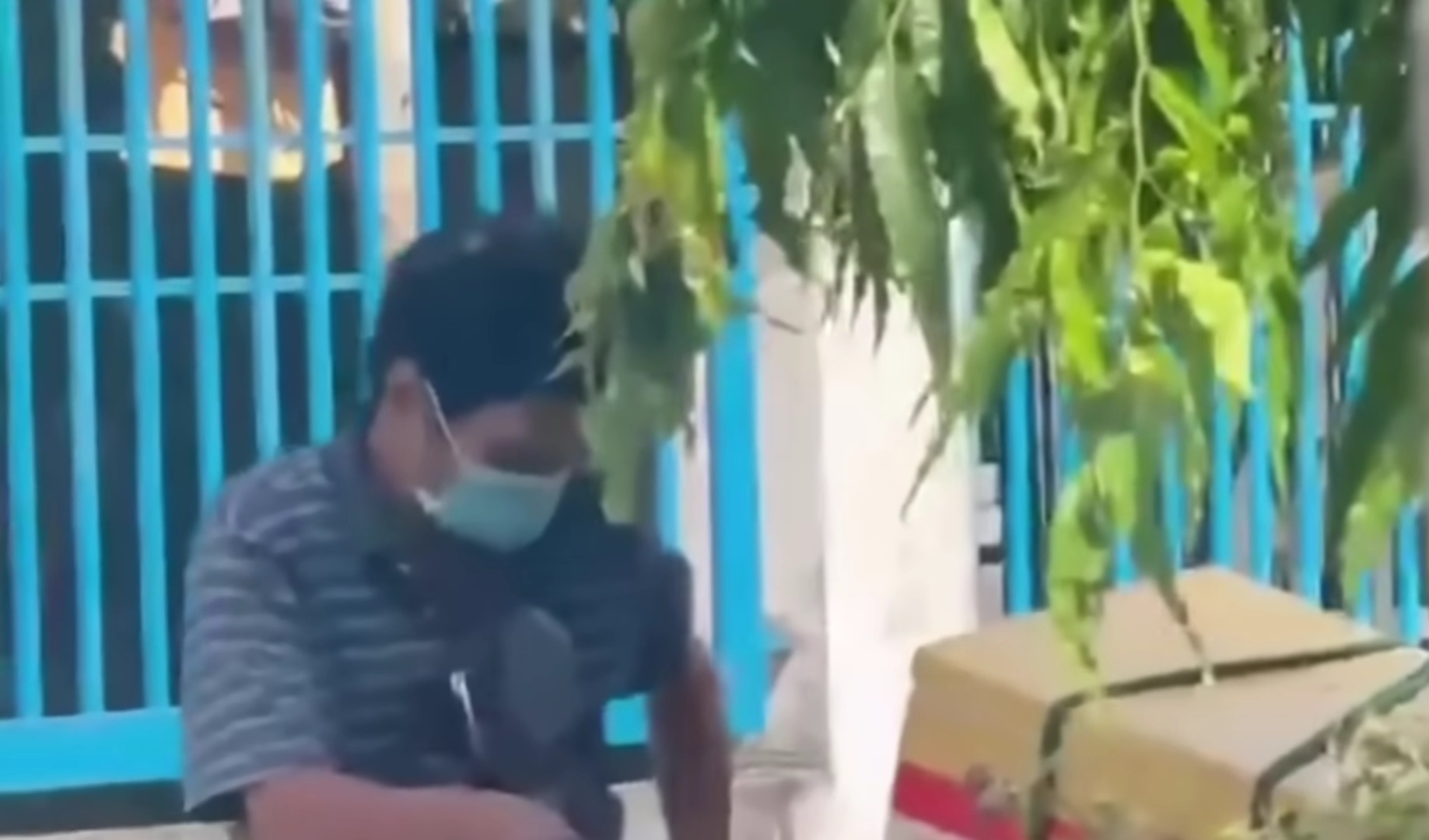 Nghệ sĩ Mai Trần làm shipper trong điều kiện khó khăn