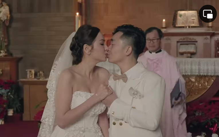 Hoa hậu Diễm Hương và chồng hạnh phúc bên con trai mới sinh