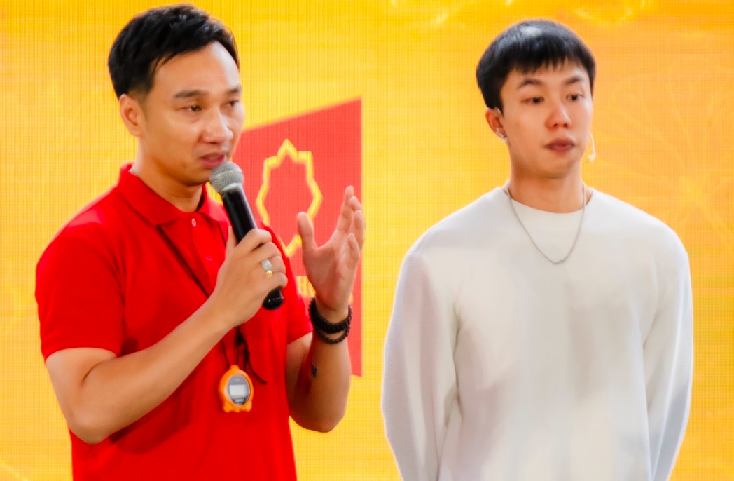 Thành Trung và Long Vũ MC Thành Trung nhắc nhở Long Vũ cách xưng hô