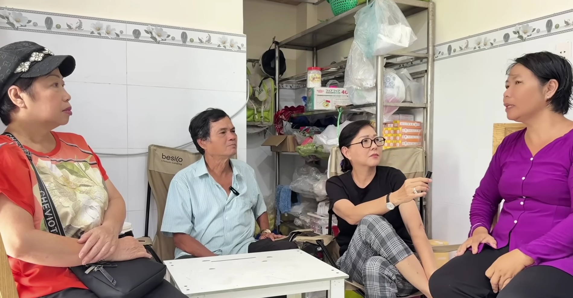 Nghệ sĩ Mai Trần cùng đồng nghiệp thăm hỏi