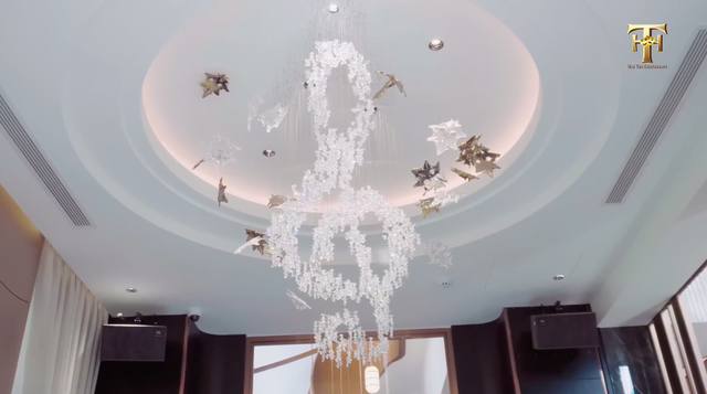 Hệ thống đèn pha lê trong biệt thự Việt Hương Đèn pha lê hình phím đàn và lông vũ