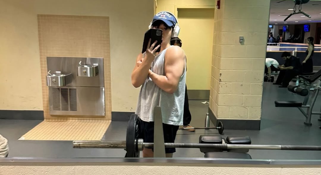 Thân hình lực lưỡng của Yoon Hoo Yoon Hoo với thân hình săn chắc