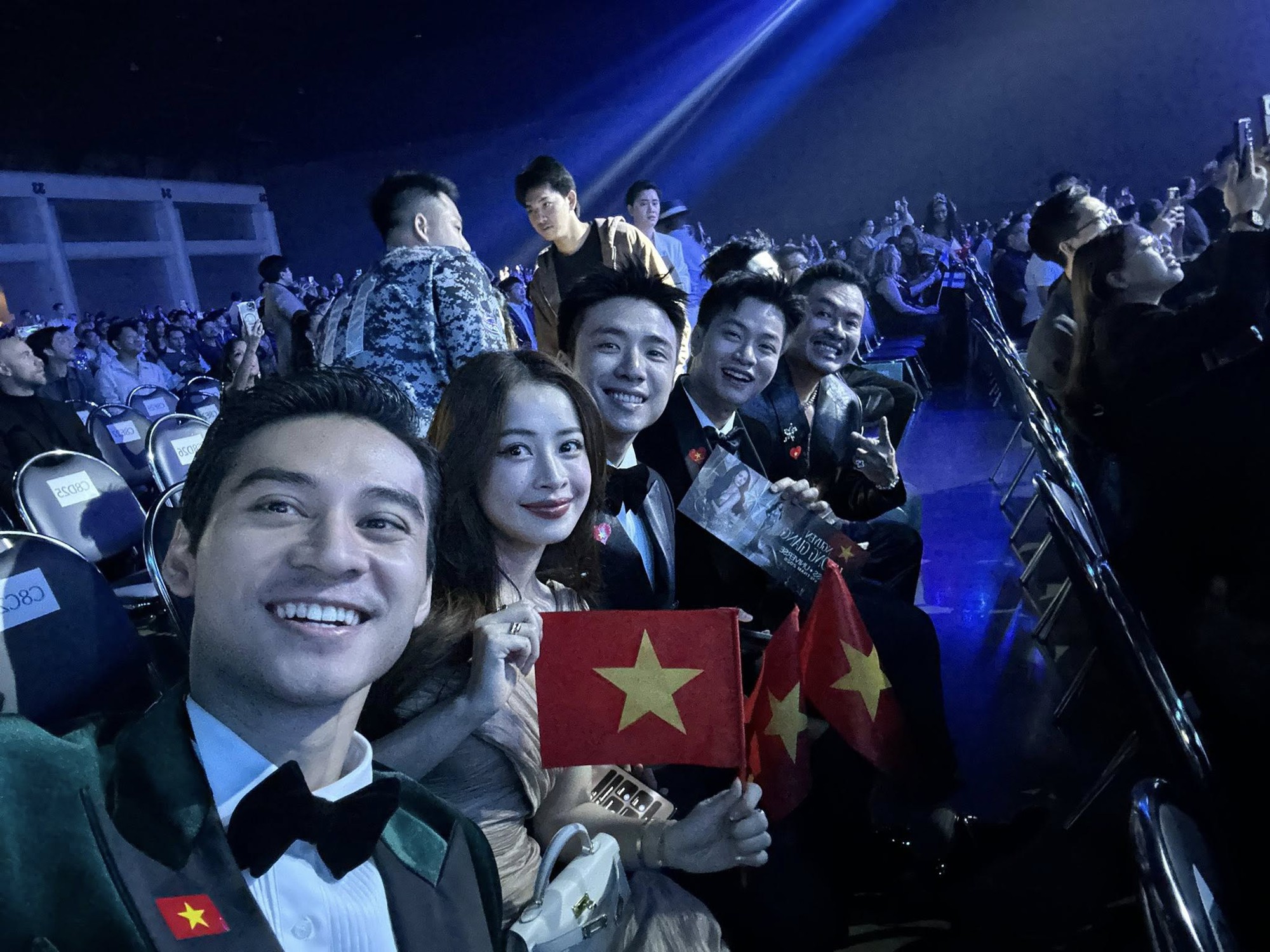 Soi profile mỹ nam nghi hẹn hò với Chi Pu: Từng yêu phu nhân hào môn, visual lẫn body đều cực phẩm!- Ảnh 7. Cả hai liên tục xuất hiện kè kè bên nhau, đứng chung khung hình