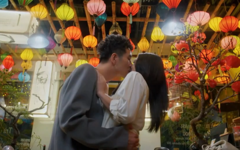 Dũng con bác Bơ tặng hoa cho Kim Ngân