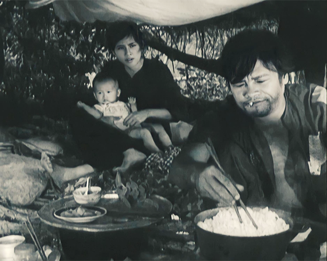 Cậu bé đáng yêu chơi cùng bạn diễn