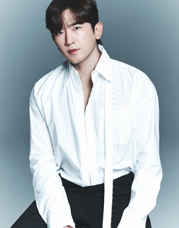 Ca sĩ quốc dân khiến vợ bầu 9 tháng nổi điên ngay trên sóng truyền hình- Ảnh 5. Lee Minwoo với sự nghiệp âm nhạc và diễn xuất thành công