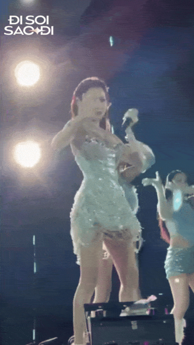 Bích Phương gây 'bỏng mắt' với style quyến rũ hút mắt- Ảnh 1. Bích Phương diện váy cúp ngực quyến rũ