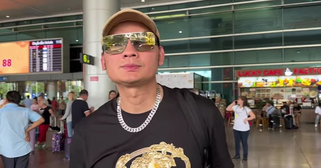 Nam NSƯT vừa sang Mỹ vài ngày đã về nước, ra thông báo- Ảnh chính NSƯT Kim Tiểu Long tại sân bay