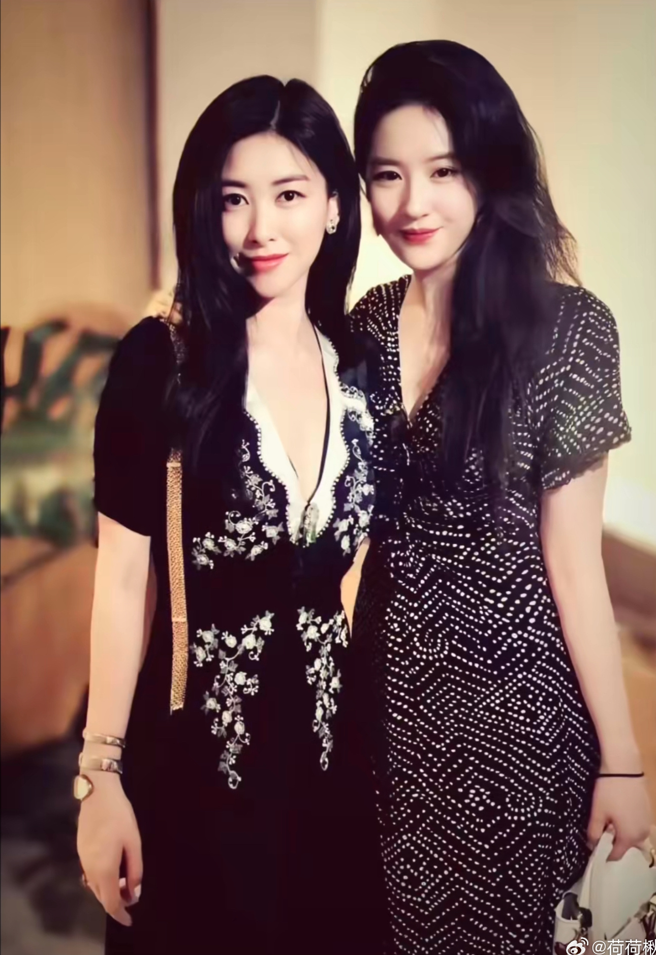 Khung hình 'double sang': Vợ tỷ phú đọ sắc cùng mỹ nhân nhà trâm anh thế phiệt- Ảnh 13.