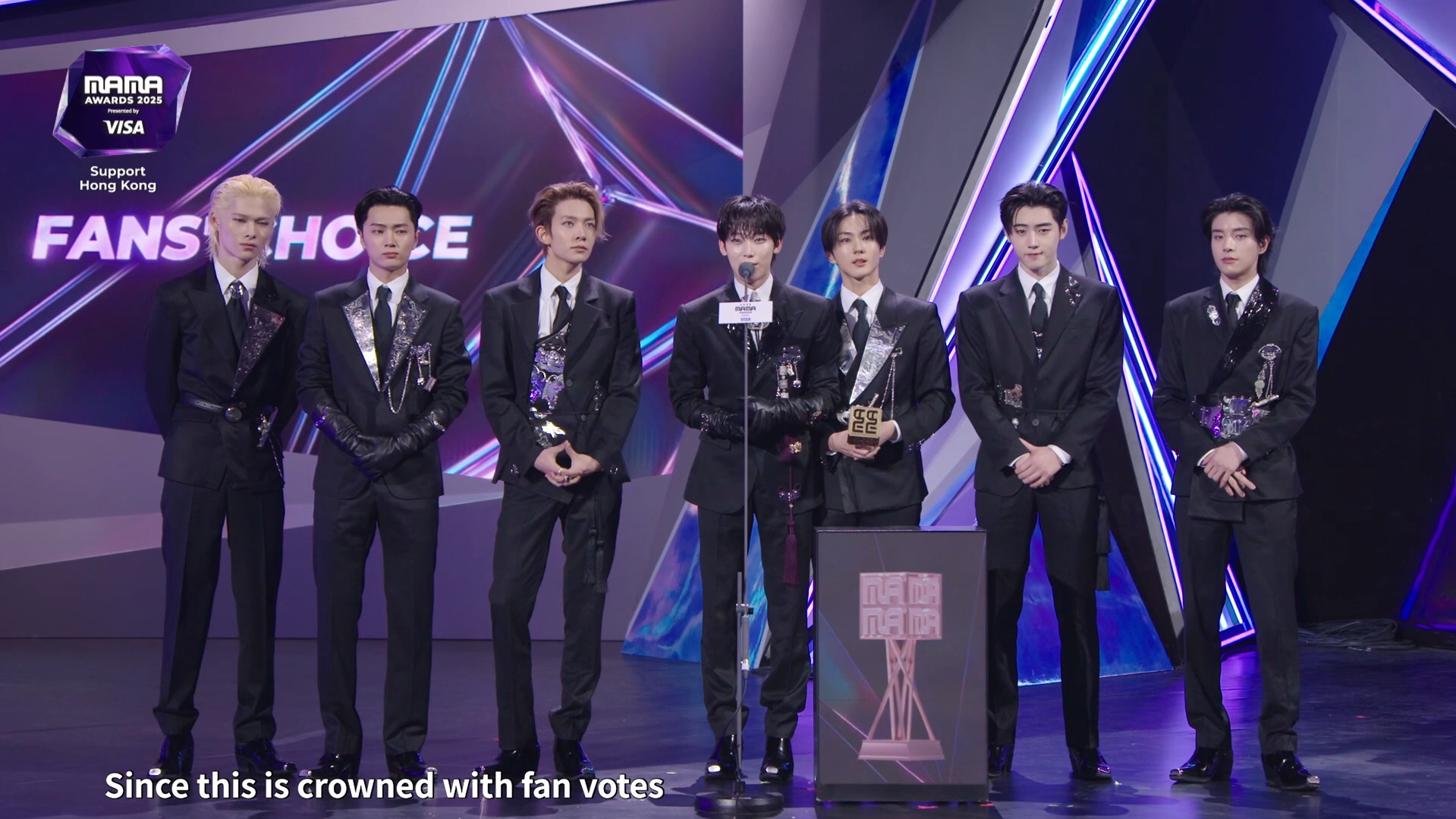 Biểu diễn với trang phục đen và tiết chế hiệu ứng