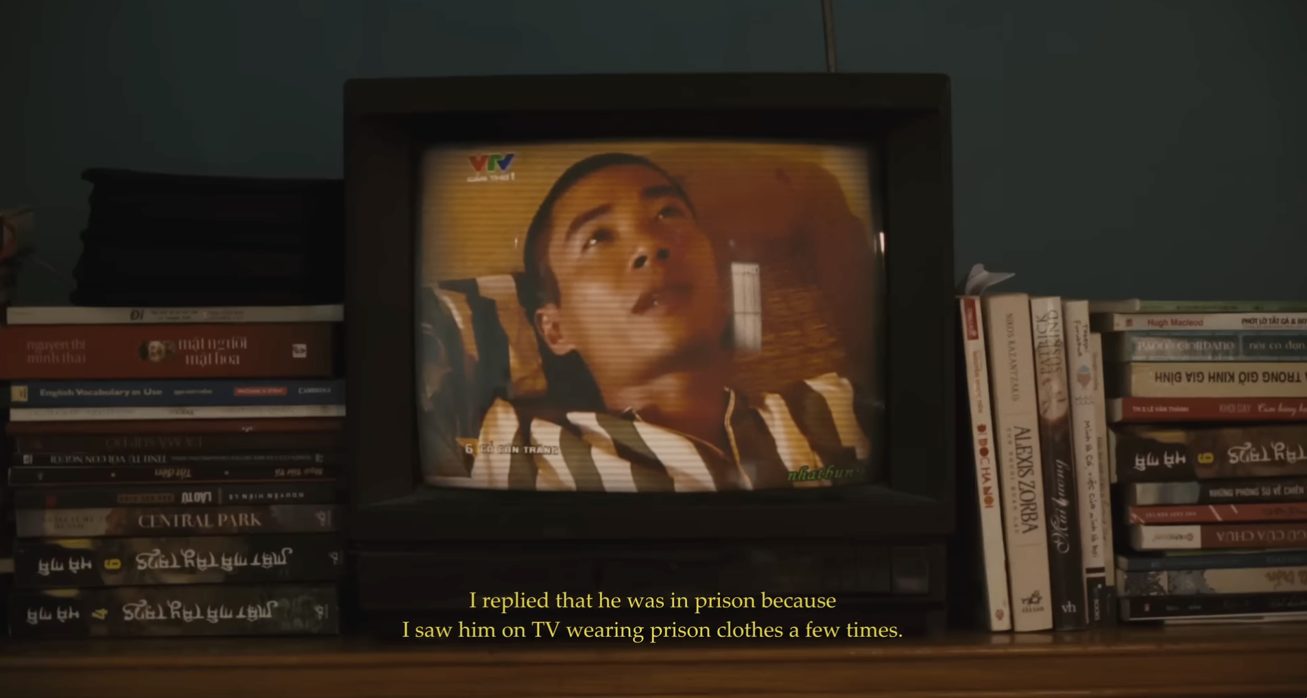 Thục Anh buồn bã nhìn hình ảnh bố trên tivi