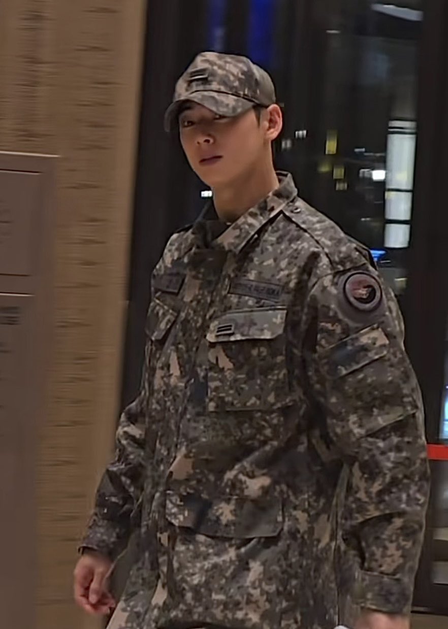 Phản ứng tích cực của công chúng với hình ảnh Cha Eunwoo quân phục