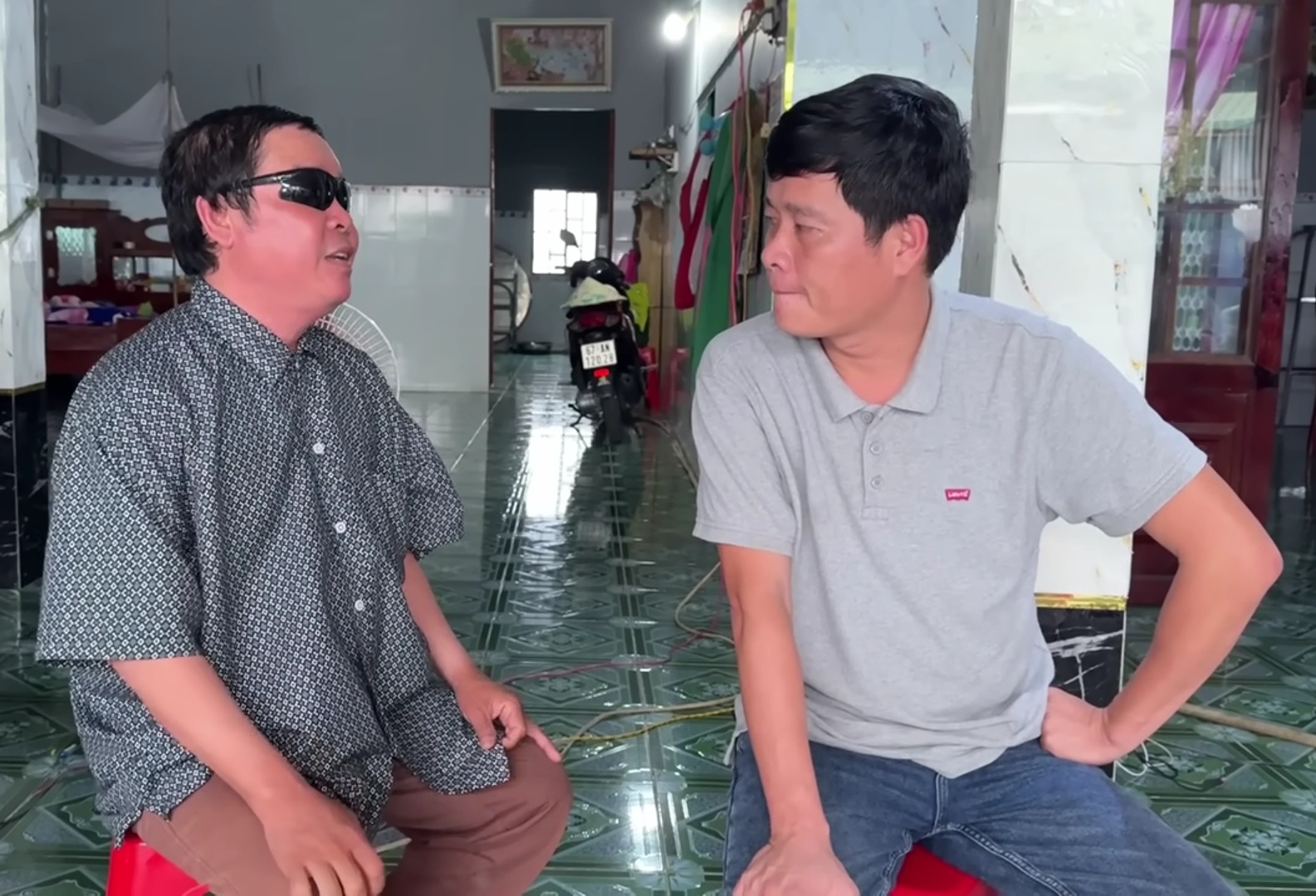 Phú Cường chụp ảnh cùng đạo diễn Khương Dừa