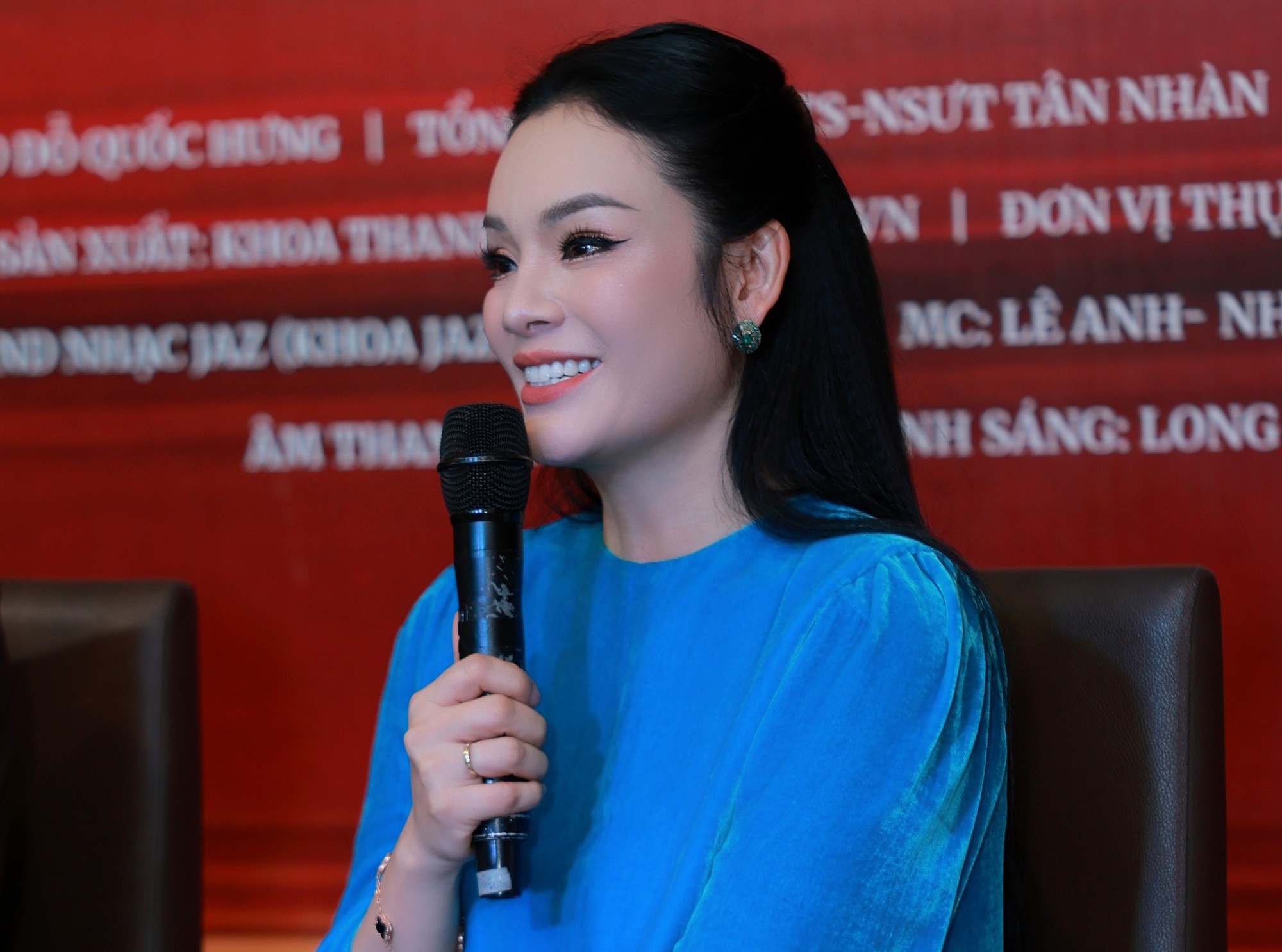 TS.NSƯT Tân Nhàn tổng đạo diễn TS.NSƯT Tân Nhàn tại họp báo