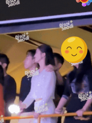 Thiếu gia ôm và khoác vai Phương Nhi