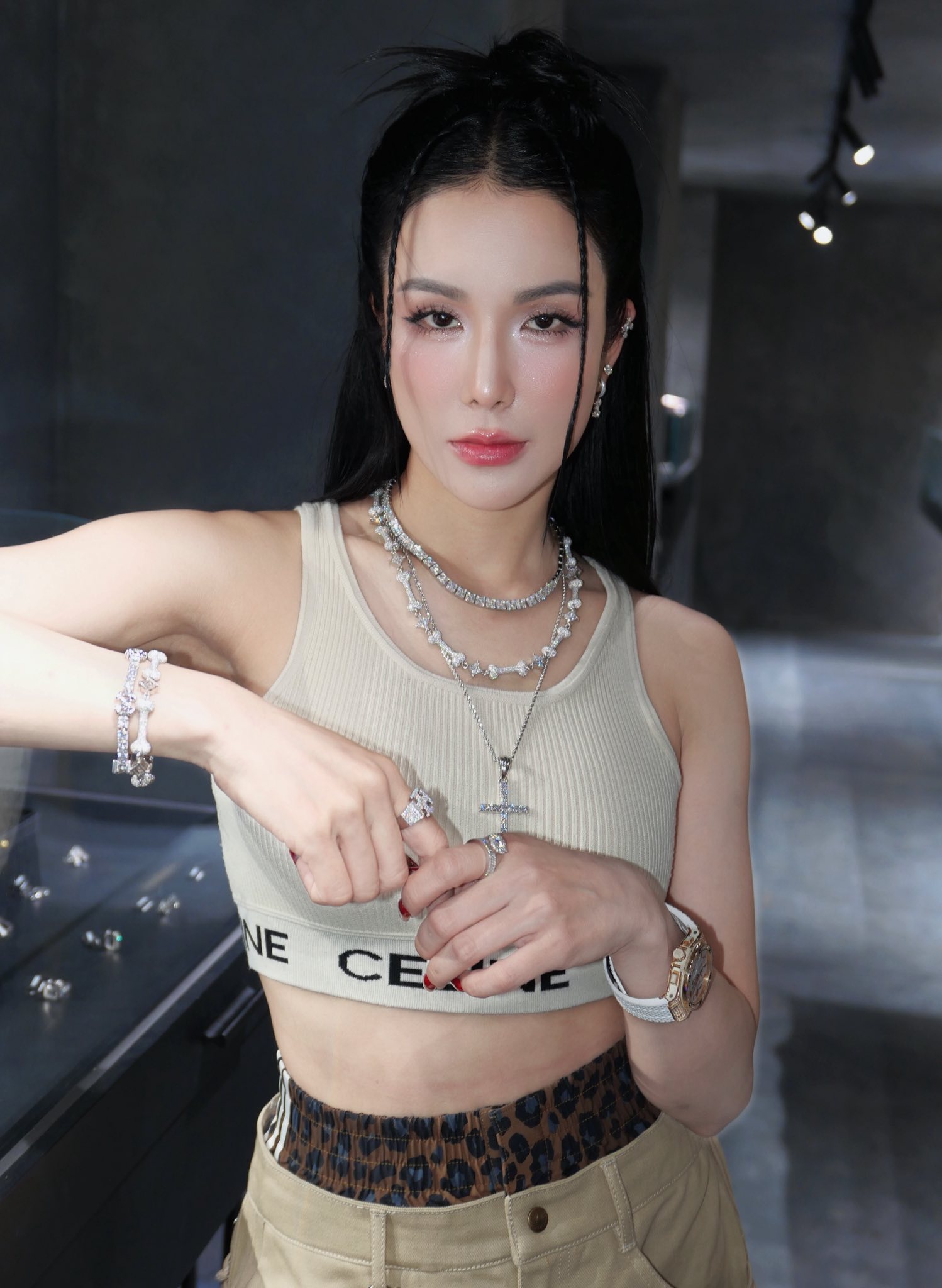 Diệp Lâm Anh tích cực trở lại công việc nghệ thuật và kinh doanh