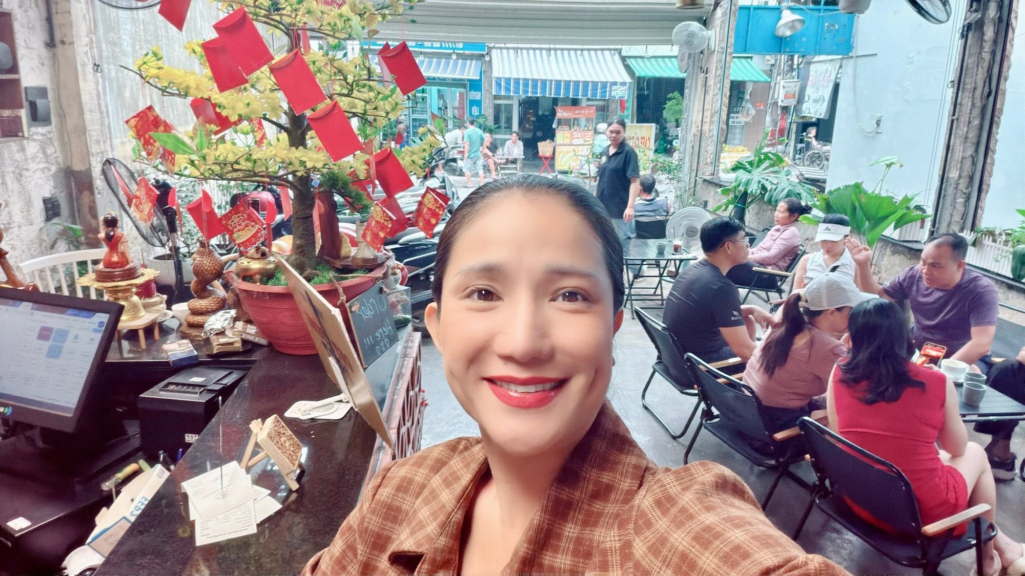 Mẹ đơn thân là NSƯT, có nhà mặt tiền vừa ở, vừa làm quán cafe ở đường 8 TP.HCM, U50 'hừng hực lửa yêu'- Ảnh 4. Quán cafe đông khách