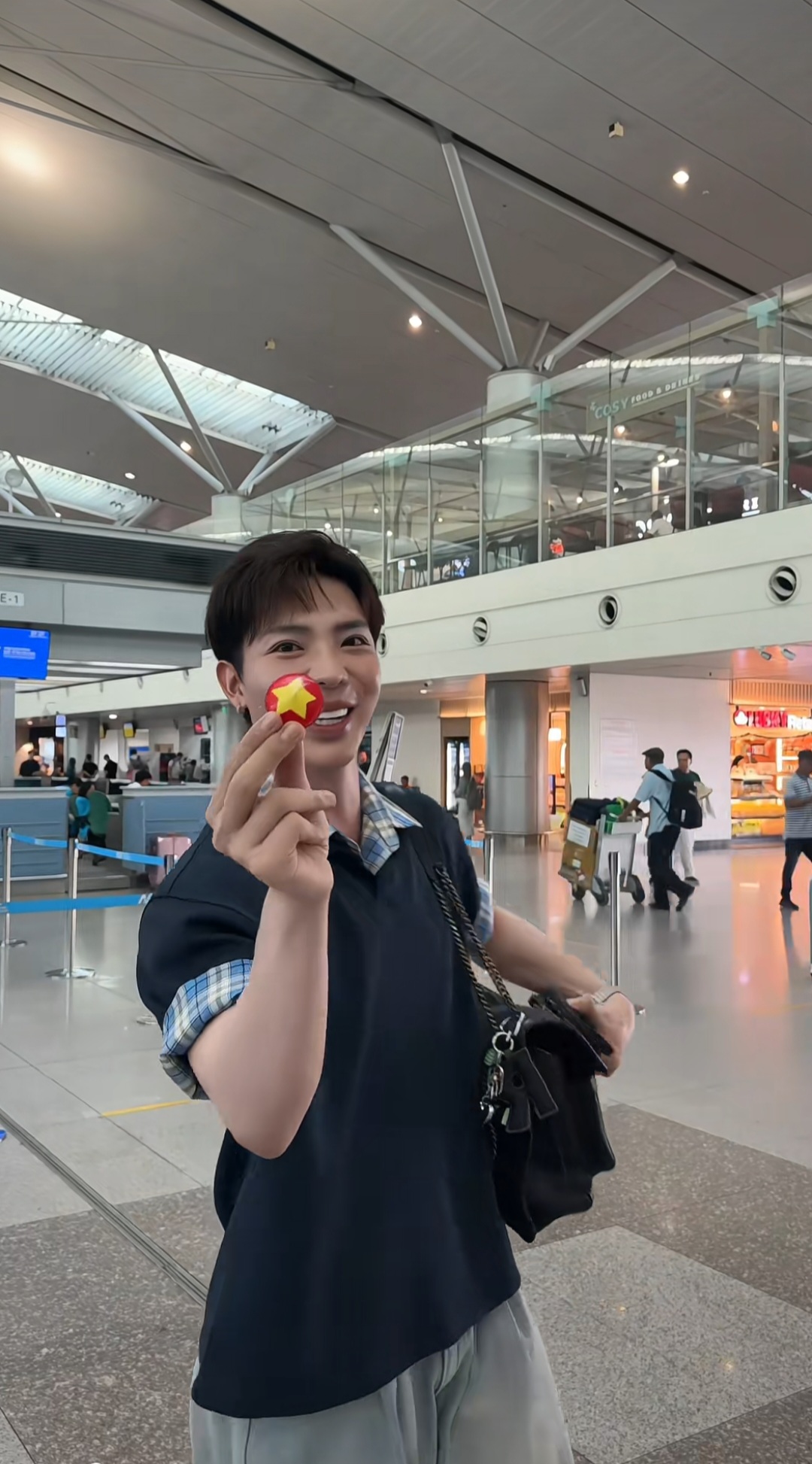 Chung kết Miss Universe: Hương Giang lộ diện hô tên cực năng lượng, chuẩn bị gọi Top 30!- Ảnh 7. Erik sang Thái từ sớm để cổ vũ Hương Giang