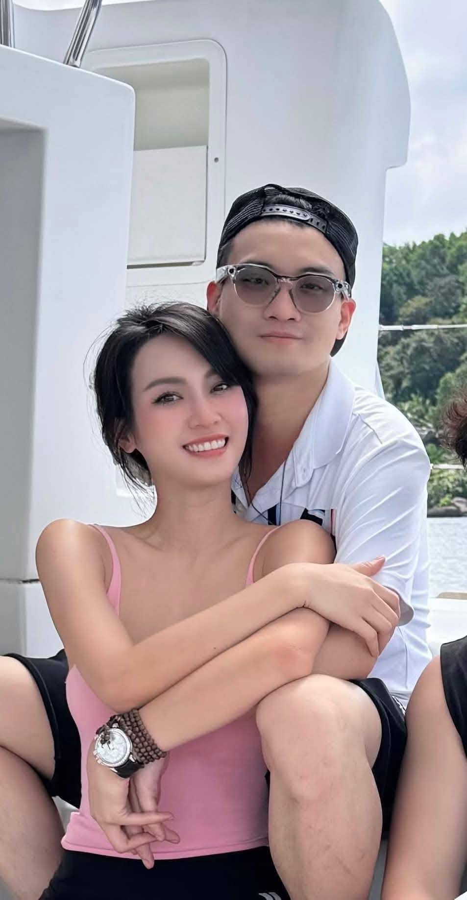 Đức Phạm ôm Vũ Thúy Quỳnh