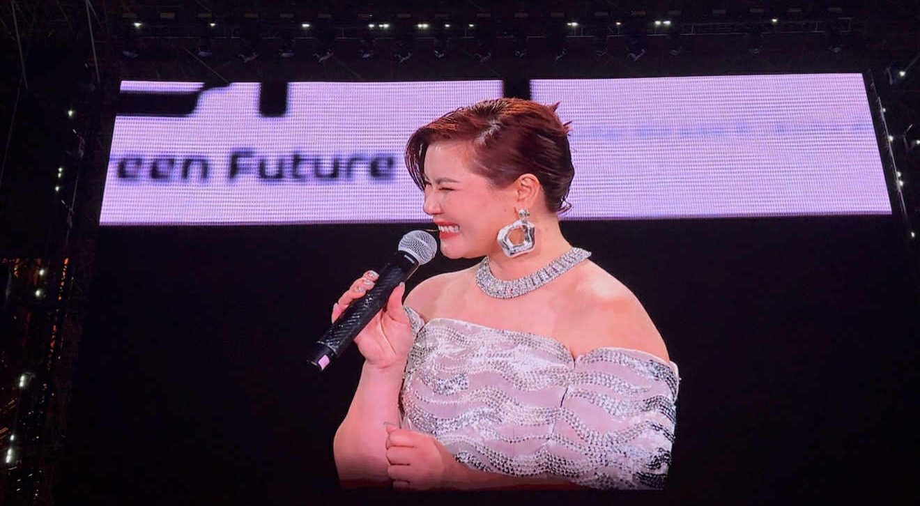 Vợ cũ Đan Trường chia sẻ, kìm nén không khóc- Ảnh 2. Thủy Tiên phát biểu trên sân khấu