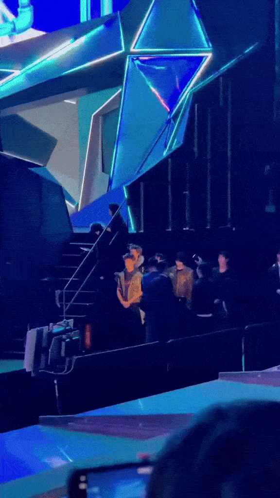 Nghệ sĩ chuẩn bị lên sân khấu từ khu ghế ngồi Nghệ sĩ đứng sau cánh gà chuẩn bị nhận giải