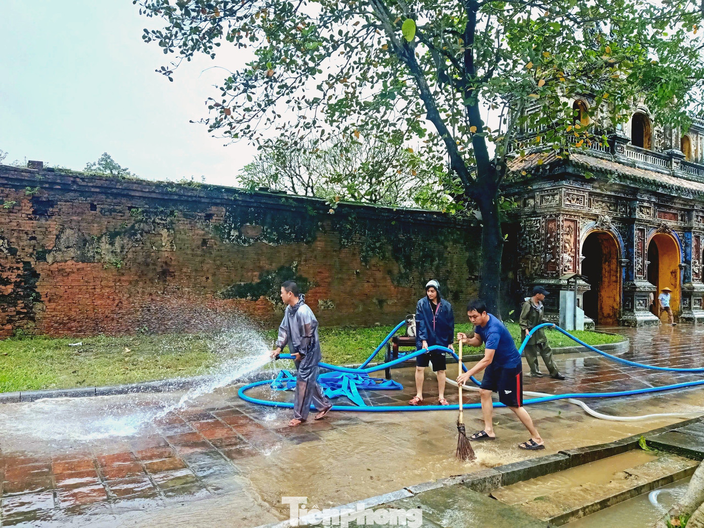 Người dân TP Huế khắc phục hậu quả mưa lũ