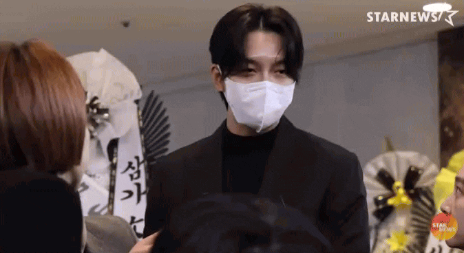 Lee Seung Gi cúi chào trước bàn thờ