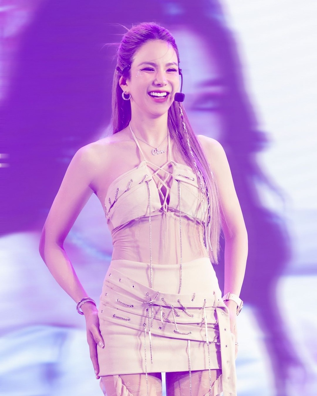 Diệp Lâm Anh chăm chỉ hoạt động showbiz, livestream bán hàng sau khi ly hôn