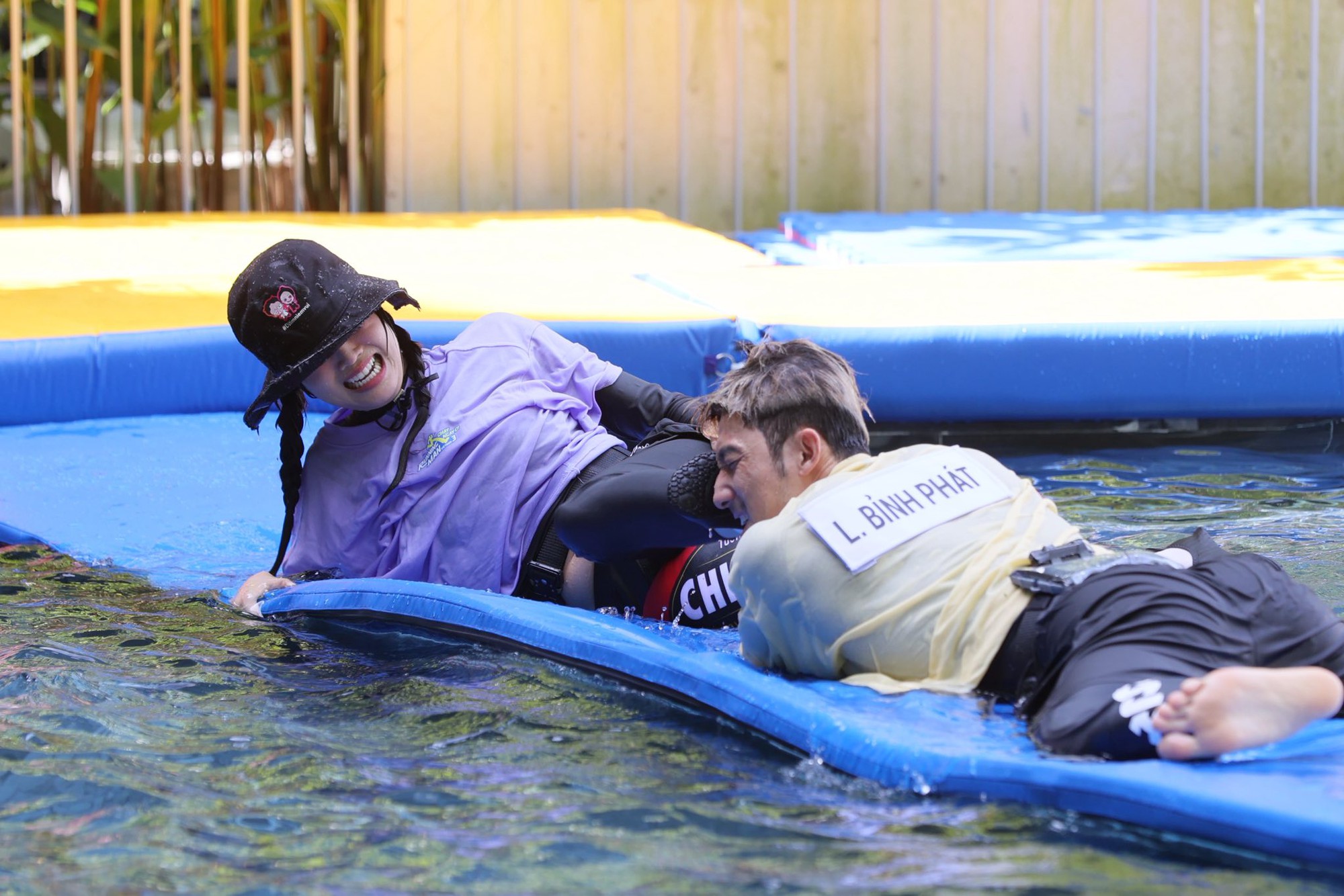 Không chỉ Liên Bỉnh Phát, Lan Ngọc thân thiết với hầu hết các thành viên nam. Cô từng tiết lộ cả dàn cast xem nhau như gia đình Đội hình Running Man Việt Nam thân thiết như gia đình