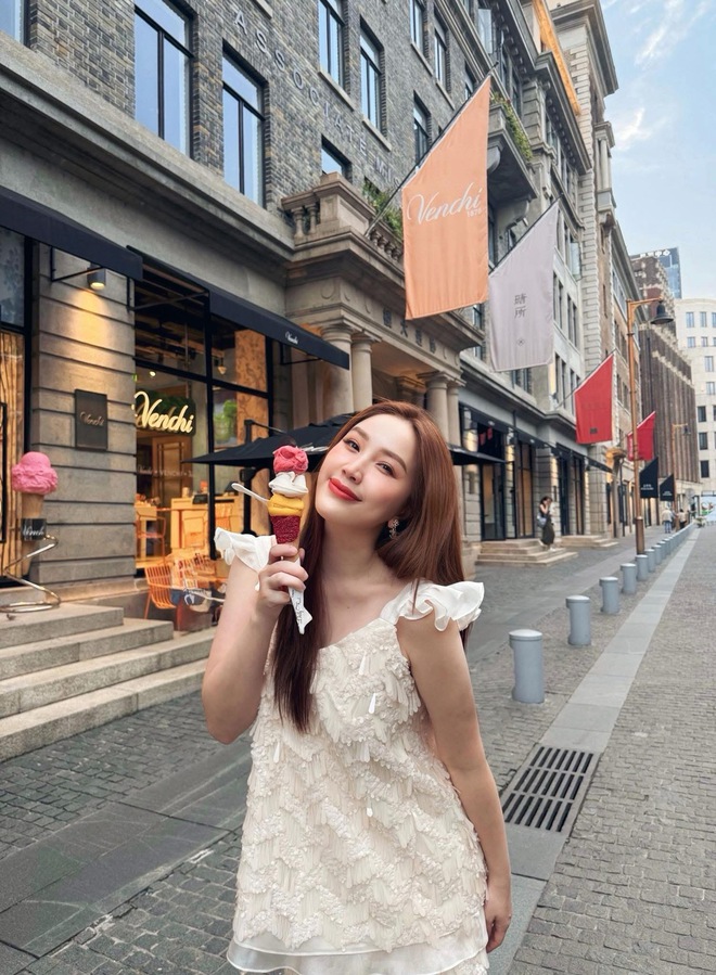 Bảo Thy với visual trẻ trung và rạng rỡ ở tuổi 38