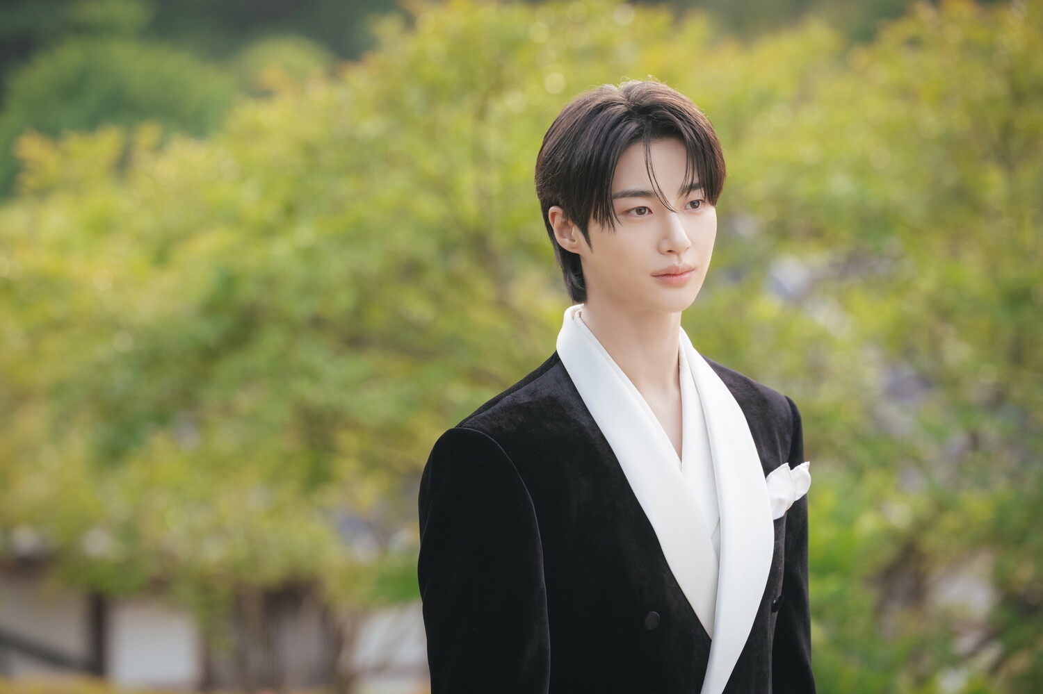 Đội ơn trời đất vì cặp đôi này đã yêu nhau: Nhà trai là hoàng tử cao sang quyền quý, nhà gái xinh yêu như em bé- Ảnh 4. Cặp đôi tạo dáng đầy tình cảm