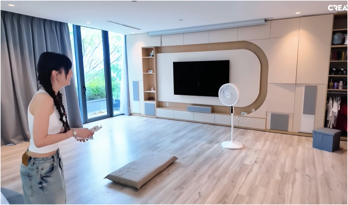 Một phần nhỏ trong phòng ngủ của Ngọc Trinh rộng cỡ này Góc phòng ngủ rộng lớn của Ngọc Trinh