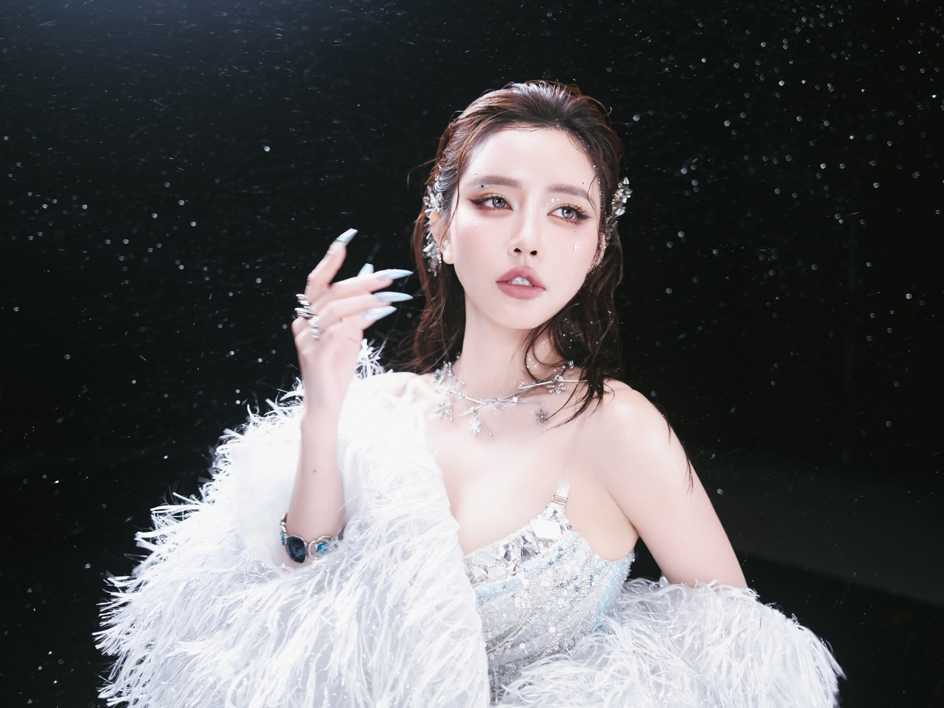 Bích Phương gây 'bỏng mắt' với style quyến rũ hút mắt- Ảnh 4. Bích Phương thời trang sexy