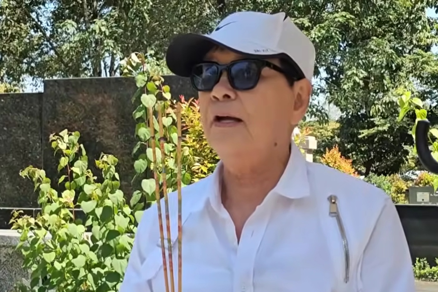 Nam NSND 80 tuổi vừa trải qua 2 cuộc phẫu thuật đã tới mộ vợ làm 1 việc- Ảnh 1. NSND Thanh Điền tới viếng mộ vợ