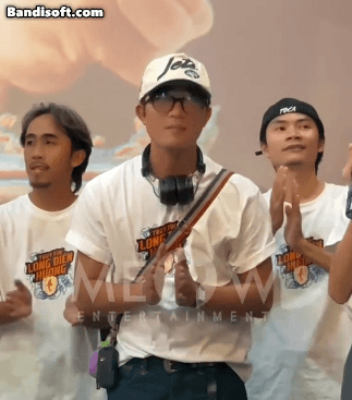 Nam diễn viên bối rối khi được tán thưởng