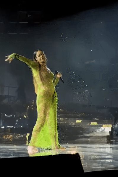 Rihanna biểu diễn cực thoải mái Rihanna thể hiện phong thái tự tin trên sân khấu