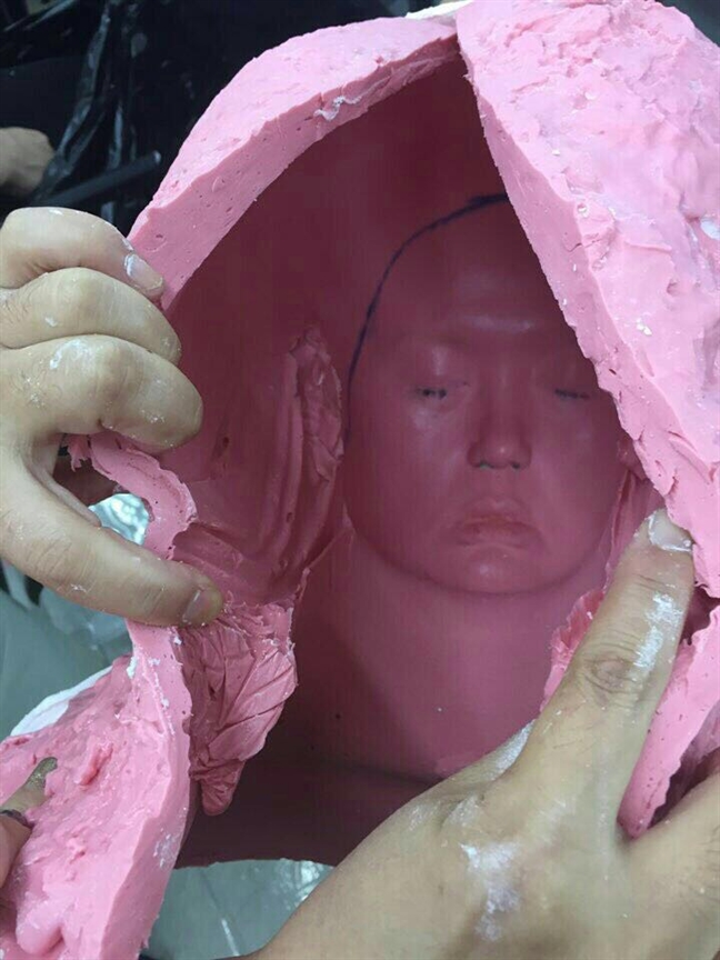 Lớp hóa trang silicon 15kg của Minh Hằng Silicon đắp lên cơ thể Minh Hằng khi đóng phim