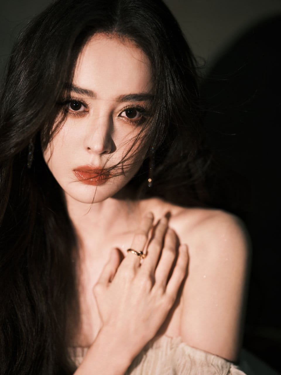 Visual cực phẩm của Cổ Lực Na Trát Cổ Lực Na Trát nổi bật với nhan sắc quyến rũ