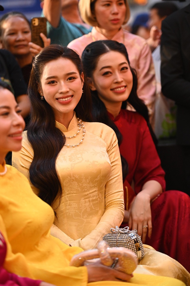 Phương Nga đụng mặt Đỗ Hà hậu drama không dự cưới, mối quan hệ có rạn nứt như lời đồn?- Ảnh 1. Phương Nga và Đỗ Hà tương tác vui vẻ, chứng minh mối quan hệ vẫn tốt đẹp