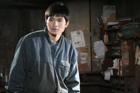 Quang Sự trong vai chính phim Hello, Stranger