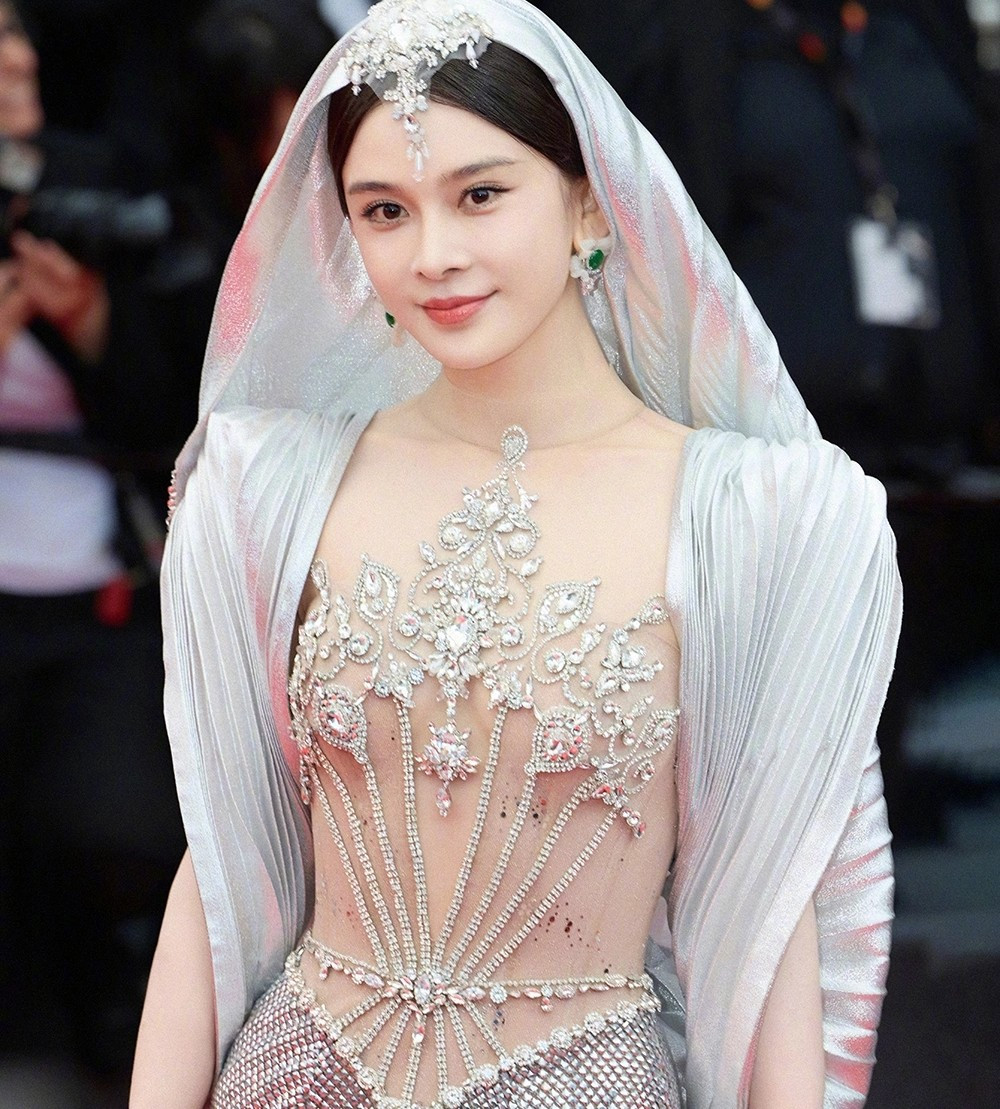 Triệu Anh Tử bịa đặt tin đồn tình ái với các sao nam Triệu Anh Tử gây tranh cãi trên mạng xã hội