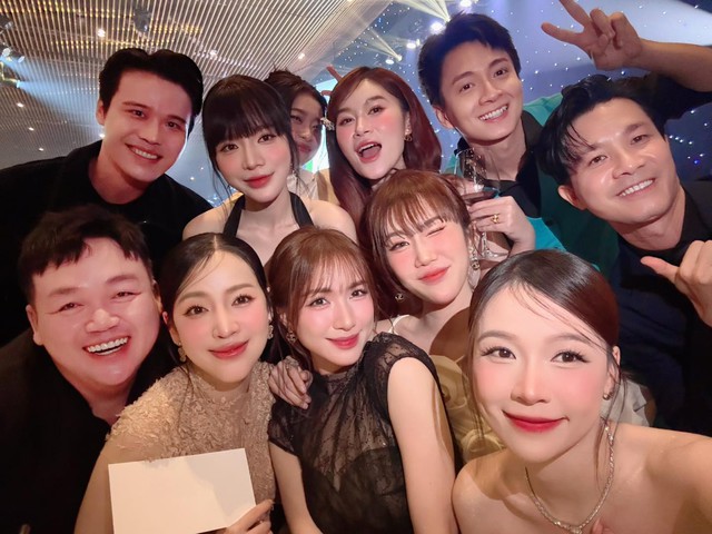 Lộ tin nhắn Hòa Minzy muốn ngủ cùng 2 đêm với một người, danh tính gây tò mò- Ảnh 4. Hòa Minzy có nhiều mối quan hệ thân thiết trong showbiz