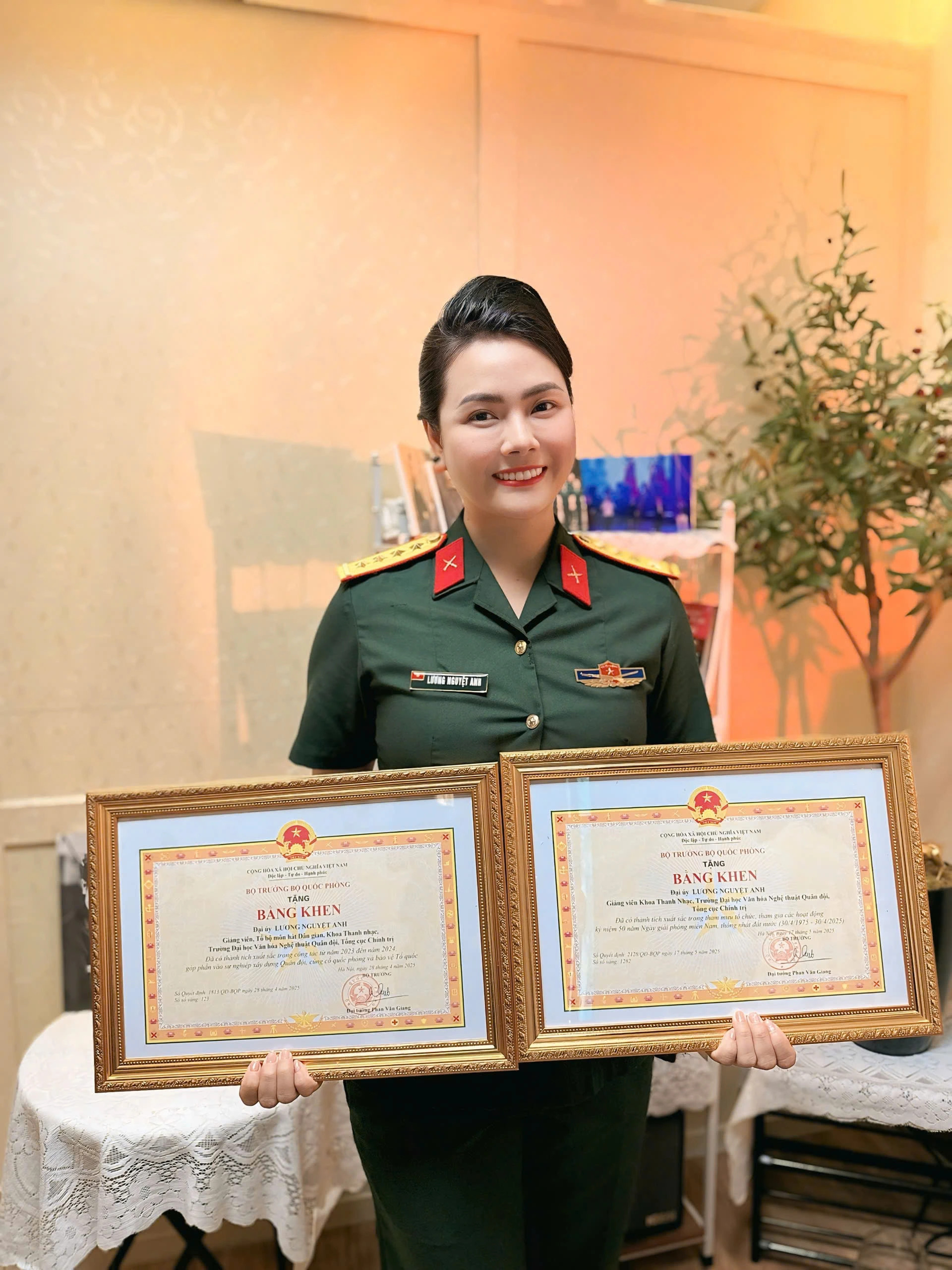 Đại úy Lương Nguyệt Anh nhận bằng khen