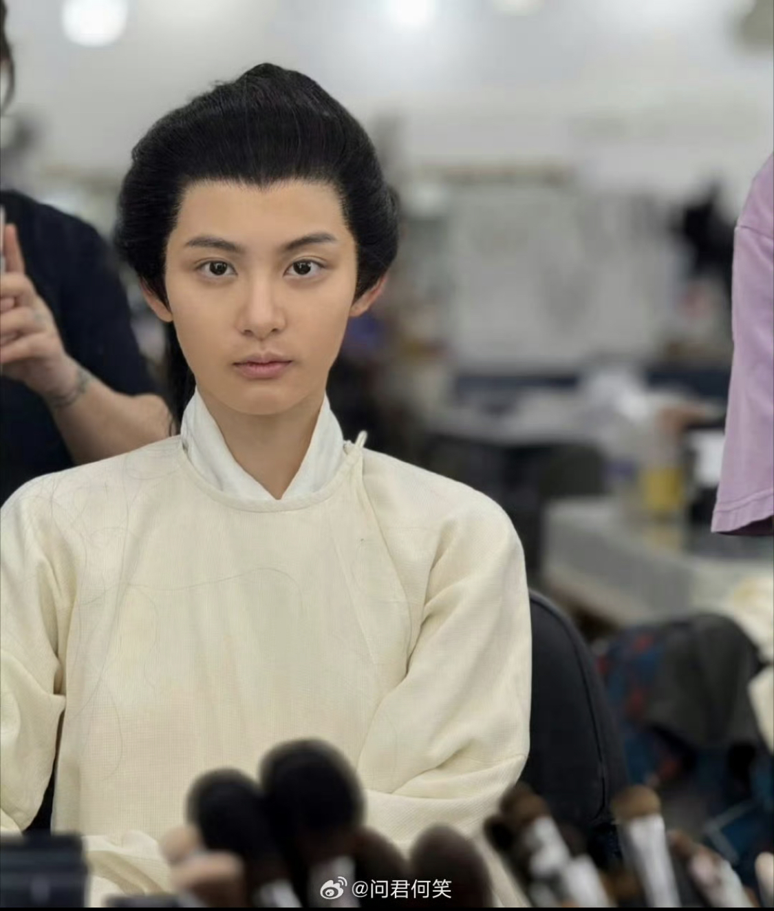 Triệu Tình với tóc buộc gọn, lông mày cạo một nửa, mặt mộc