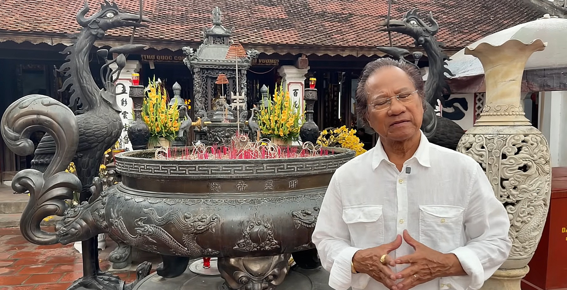 Chế Linh tại đền Trần Chế Linh đứng trước đền Trần tại Ninh Bình