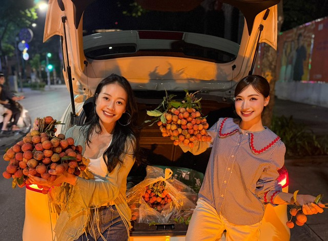 Lộ tin nhắn Hòa Minzy muốn ngủ cùng 2 đêm với một người, danh tính gây tò mò- Ảnh 3. Ngoài đời, cả hai cũng là chị em thân thiết và thường công khai khoảnh khắc lầy lội của nhau trên mạng xã hội