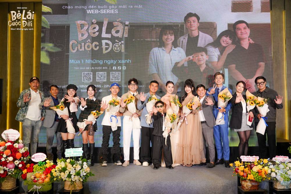 Ekip thực hiện phim Bẻ lái cuộc đời Ekip làm phim Bẻ lái cuộc đời trong buổi gặp gỡ truyền thông