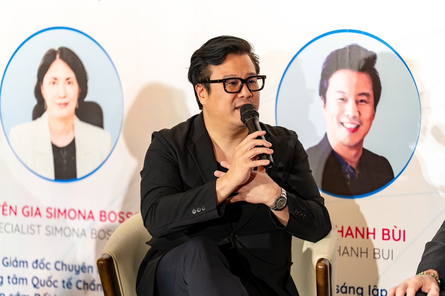 Ca nhạc sĩ Thanh Bùi tại tọa đàm về trẻ tự kỷ Thanh Bùi chia sẻ tại tọa đàm